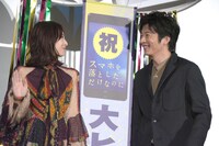 左から北川景子、田中圭。