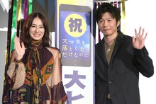 左から北川景子、田中圭。
