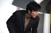 観客の服の色を凝視する田中圭。