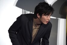 観客の服の色を凝視する田中圭。