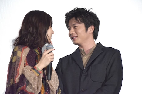 小声で話す北川景子（左）と田中圭（右）。