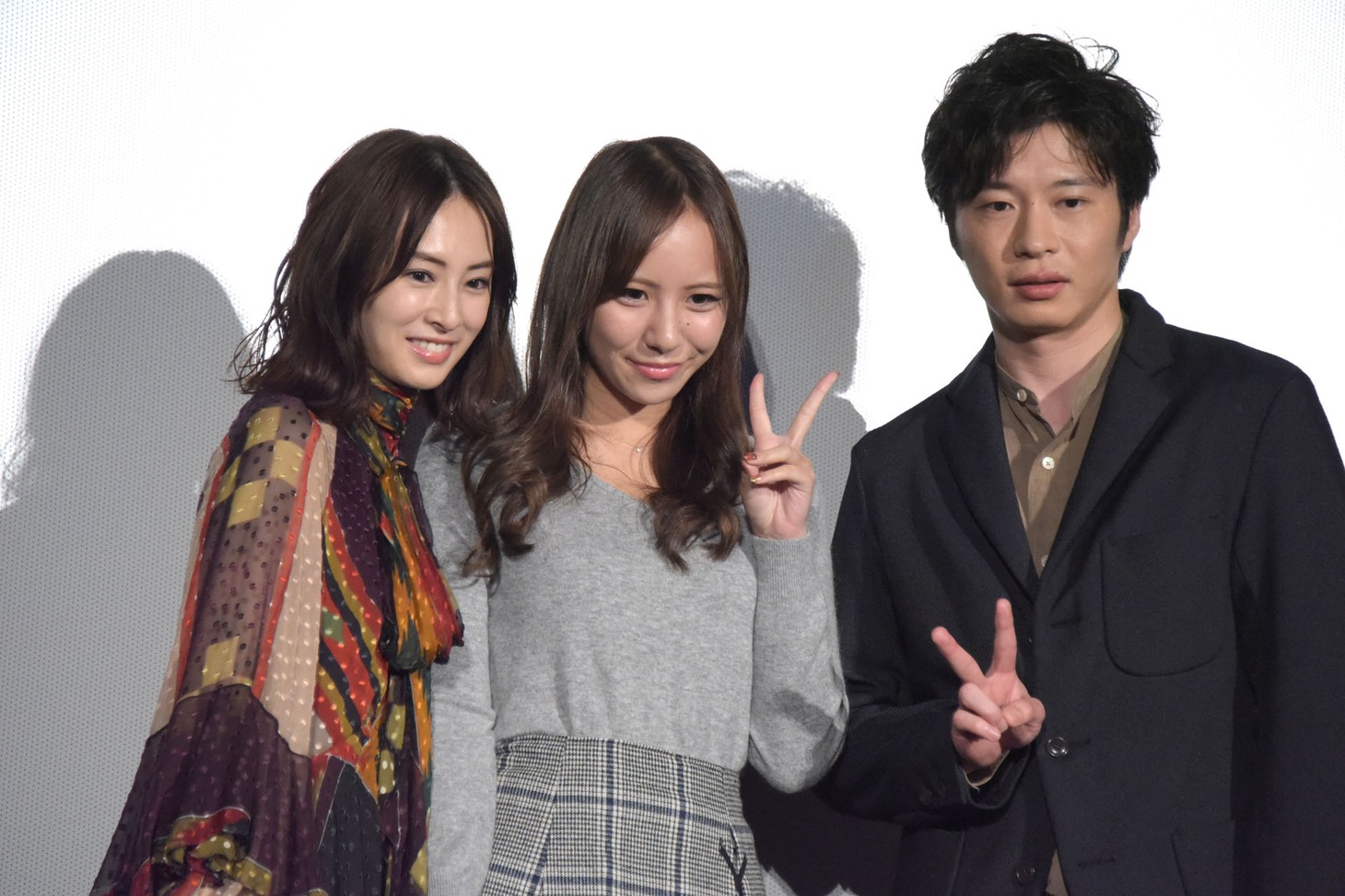 シャッターを押すスタッフの「はい、スマホ」という掛け声に釈然としない様子の田中圭（右）。