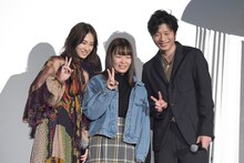 ファンと記念写真を撮る北川景子（左）と田中圭（右）。