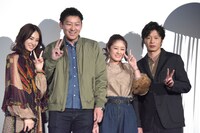 シャッターを押すスタッフの「だけなのに」という掛け声に釈然としない様子の田中圭（右）。