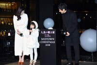 稲垣来泉（中央）の話に耳を傾ける篠原涼子（左）と西島秀俊（右）。