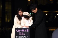 イルミネーション点灯用のスイッチを押す篠原涼子（左）、稲垣来泉（中央）、西島秀俊（右）。