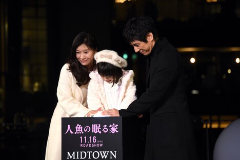 イルミネーション点灯用のスイッチを押す篠原涼子（左）、稲垣来泉（中央）、西島秀俊（右）。