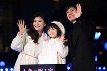 左から篠原涼子、稲垣来泉、西島秀俊。