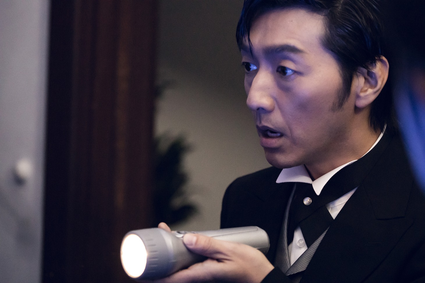 川本成演じる懐中電灯の男。