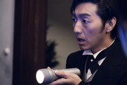 川本成演じる懐中電灯の男。