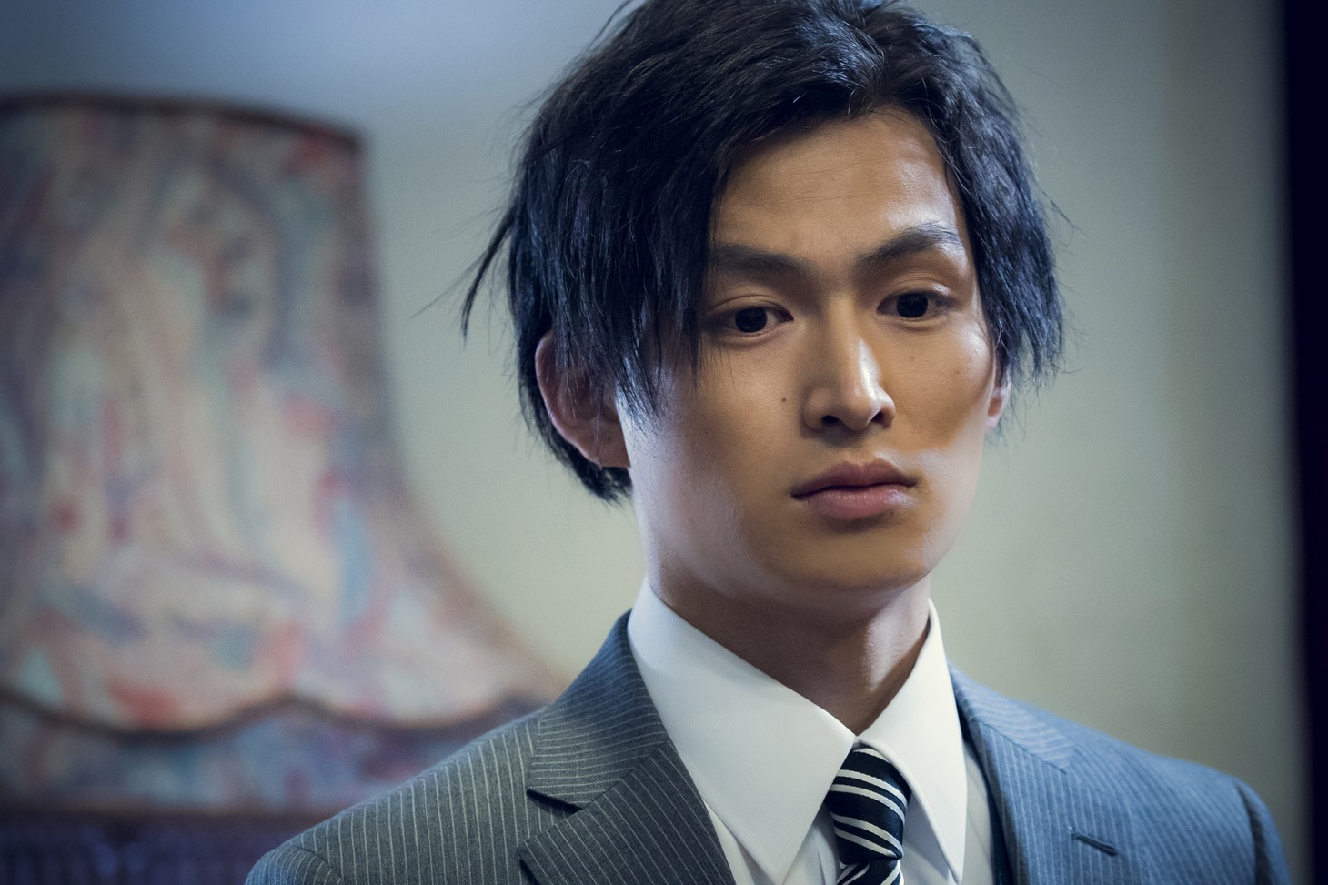 松田凌演じる黒ネクタイの男。