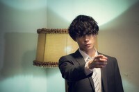 玉城裕規演じる白ネクタイの男。