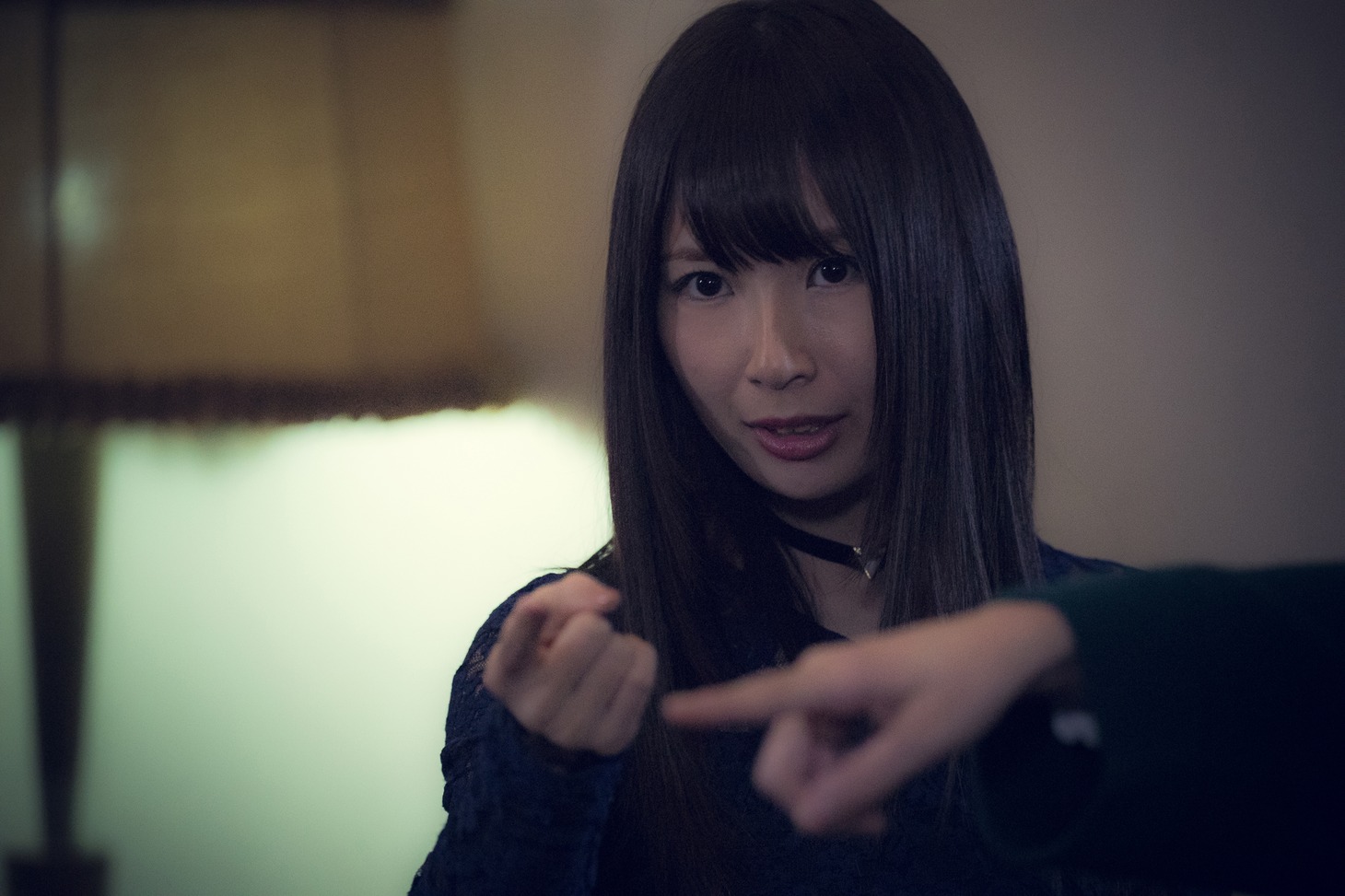 高柳明音演じるチョーカーの女。