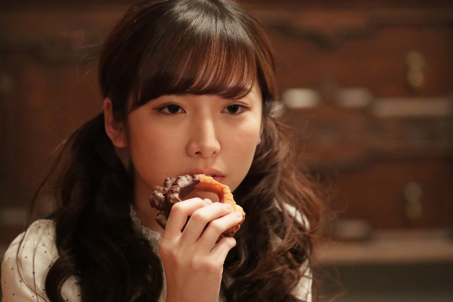 双松桃子演じるドーナツを食べる女。