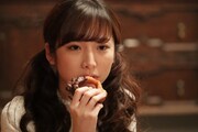 双松桃子演じるドーナツを食べる女。