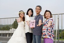 「ダンスウィズミー」撮影現場より。左からchay、三吉彩花、矢口史靖、やしろ優。