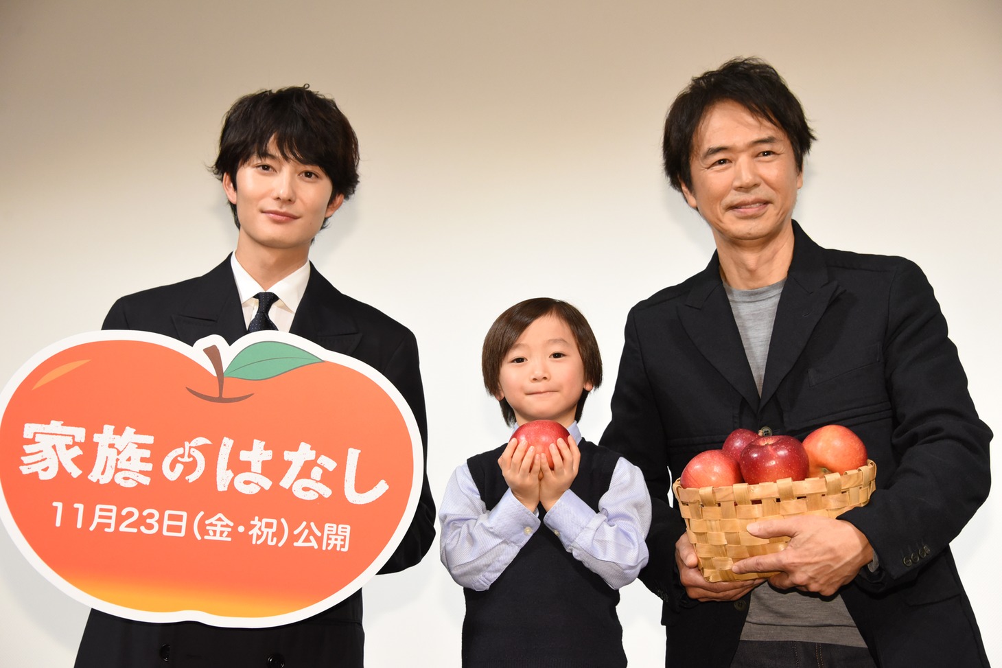 「家族のはなし」親子特別試写会の様子。左から岡田将生、田中レイくん、時任三郎。