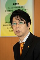 手塚とおる演じる弁護士・牧田。