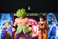 左からブロリー、孫悟空。