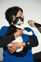 北村まゆみ氏に抱かれたナナ。