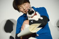 北村まゆみ氏に抱かれたナナ。