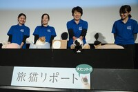 ステージから飛び降りようとするナナ（前列左から3匹目）。