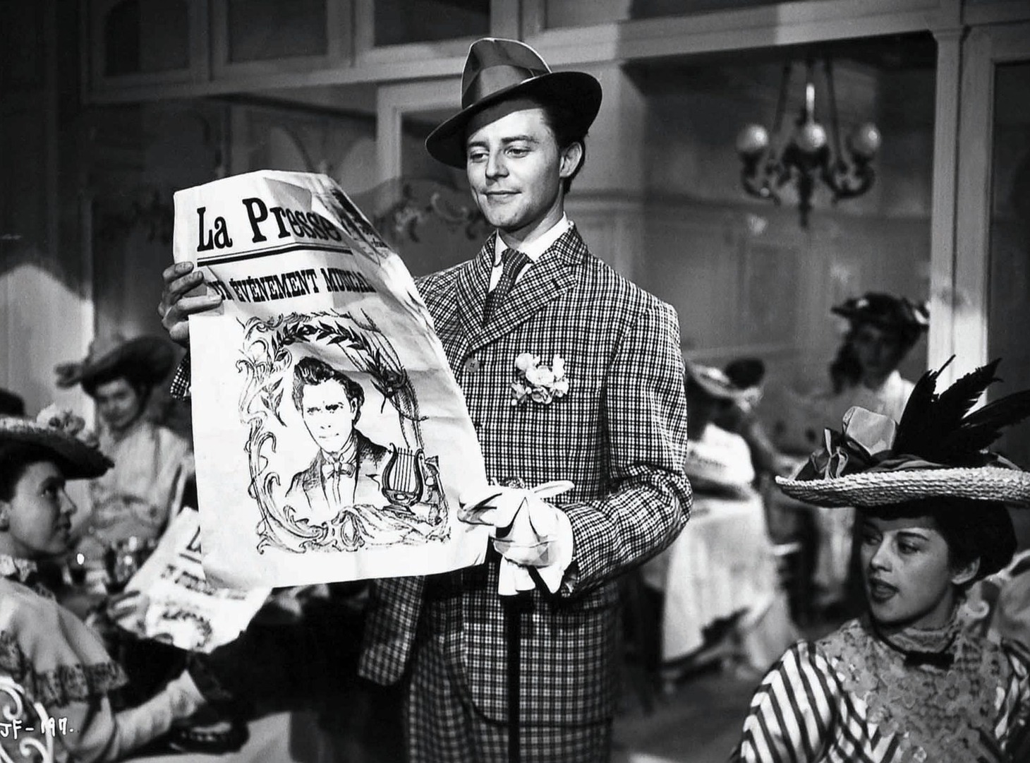 「夜ごとの美女」 (c)1952 GAUMONT (France) / RIZZOLI FILMS (Italie)