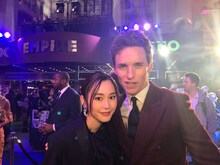 左から桐谷美玲、エディ・レッドメイン。