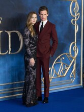 左からハンナ・バグショー、エディ・レッドメイン。