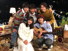 「Anniversary」MVメイキングカット。左上から時計回りに稲葉友、小関裕太、磯村勇斗、北村匠海、土屋太鳳。