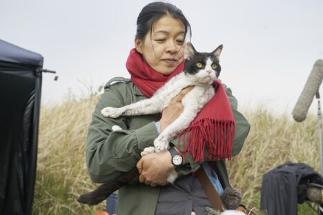 原作者の有川浩に抱かれるナナ。
