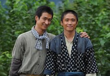 「やすらぎの刻～道」より、左から宮田俊哉演じる根来公次、風間俊介演じる根来公平。