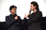 左から山田孝之、佐藤健。