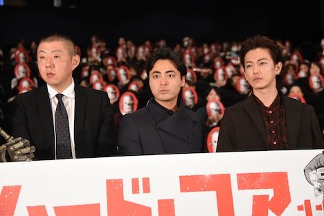 左から荒川良々、山田孝之、佐藤健。