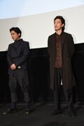 左から山田孝之、佐藤健。