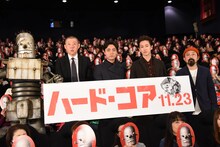 「ハード・コア」完成披露上映会の様子。左からロボオ、荒川良々、山田孝之、佐藤健、山下敦弘。