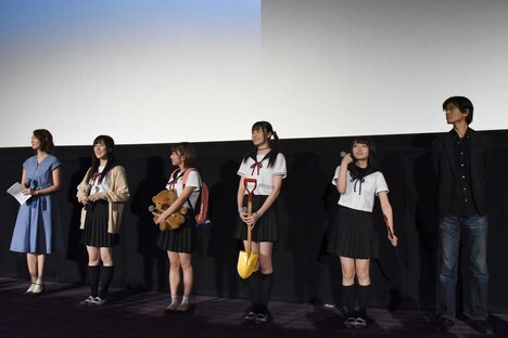 「がっこうぐらし！」完成披露舞台挨拶の様子。