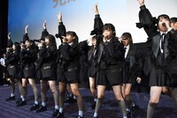 「愛しか武器がない」を披露するラストアイドル2期生。