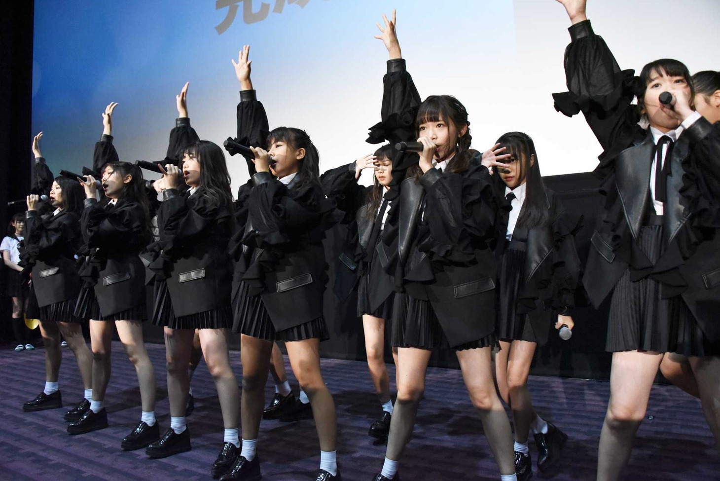 「愛しか武器がない」を披露するラストアイドル2期生。