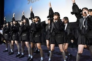 「愛しか武器がない」を披露するラストアイドル2期生。