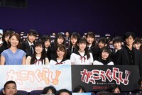 「がっこうぐらし！」完成披露舞台挨拶の様子。前列左からおのののか、間島和奏、長月翠、阿部菜々実、清原梨央、柴田一成。