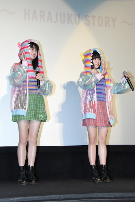 左から久間田琳加、吉田凜音。