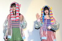 左から久間田琳加、吉田凜音。