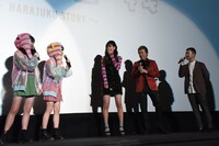 ビンタ待ちをする進藤丈広（一番右）。