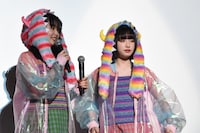 ビンタ前に久間田琳加（左）にマイクを持ってもらう吉田凜音（右）。