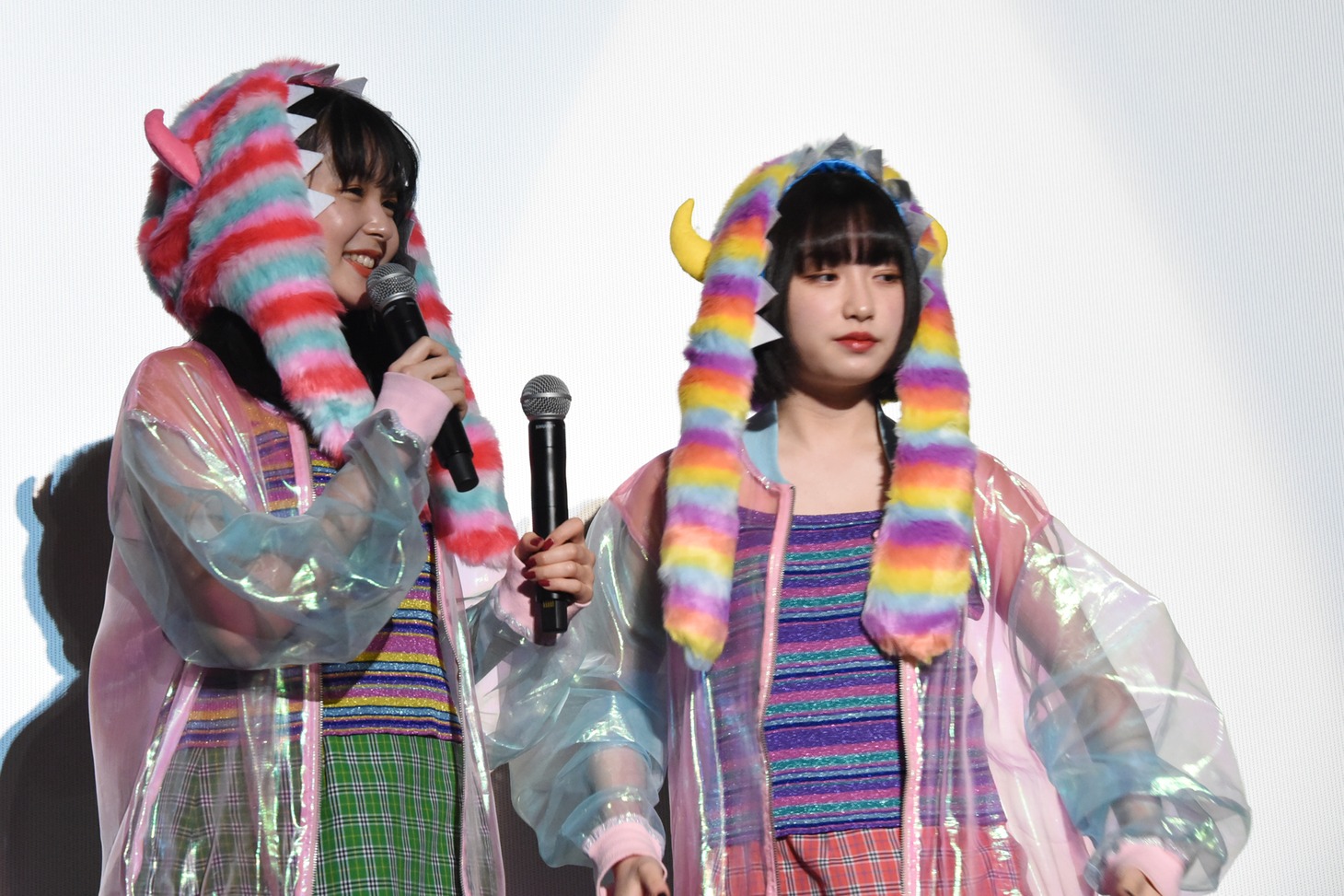 ビンタ前に久間田琳加（左）にマイクを持ってもらう吉田凜音（右）。
