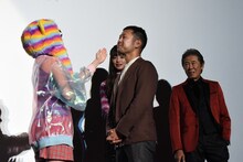 進藤丈広（中央）にビンタを食らわせる直前の吉田凜音（左）。