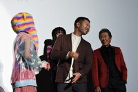 進藤丈広（中央）にビンタを食らわせる吉田凜音（左）。