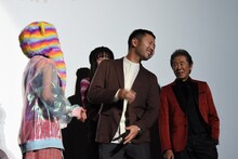 進藤丈広（中央）にビンタを食らわせる吉田凜音（左）。