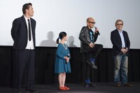 踊りながら挨拶する竹中直人（中央右）。